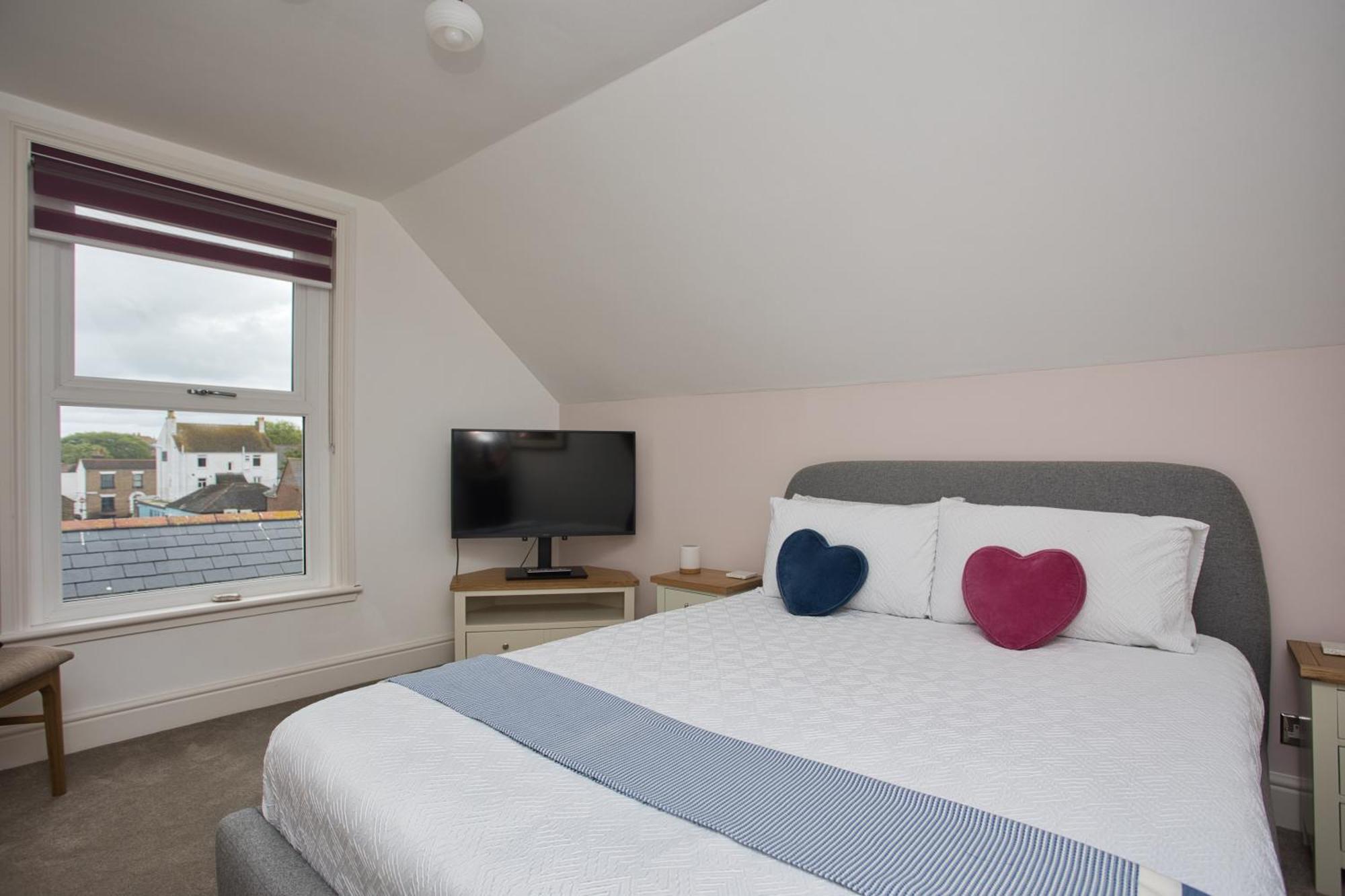 Spacious Seaside Escape In The Heart Of Deal, 4 Mins From The Beach Exterior photo