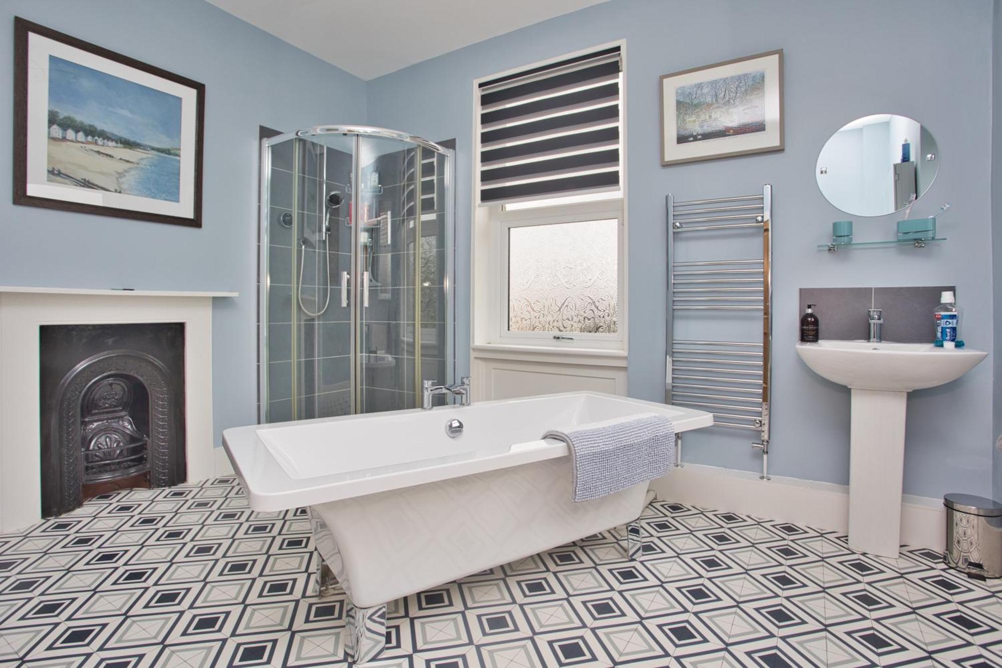 Spacious Seaside Escape In The Heart Of Deal, 4 Mins From The Beach Exterior photo